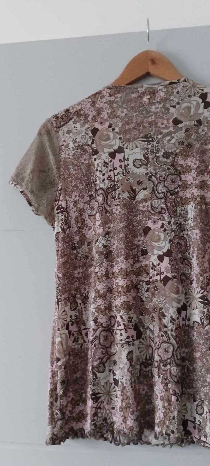 T-shirt fleuri rose/beige manches courtes avec dentelles col V marque Armand Thiery Taille 4 - photo numéro 4