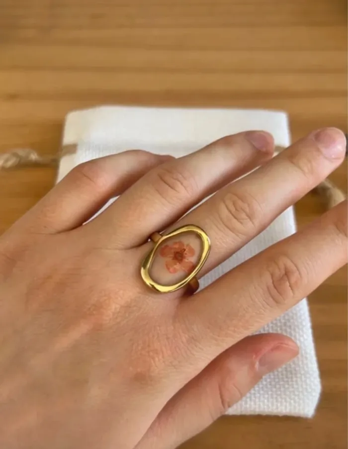 Bague dorée avec fleurs - photo numéro 2