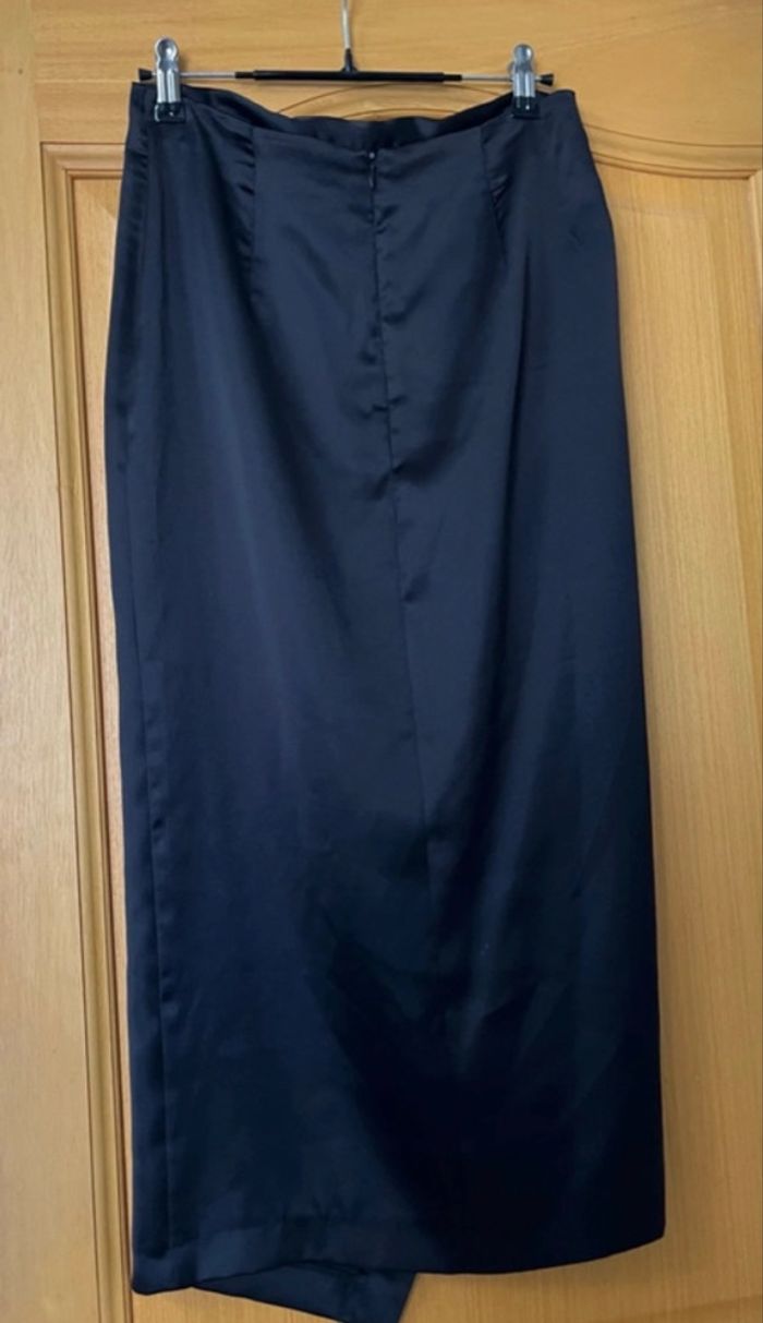 Jupe noire en satin Zara - photo numéro 2