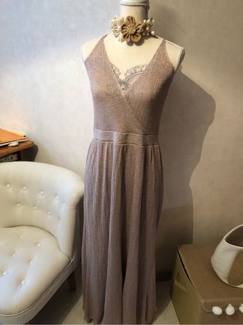 Très jolie robe beige doré