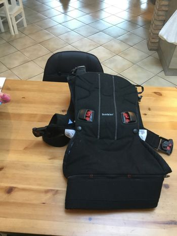 Vend porte bébé babybjorn  avec protège bébé
