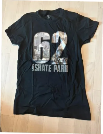 T-shirt 7/8 ans tex noir manches courtes motif 62 devant très bon état