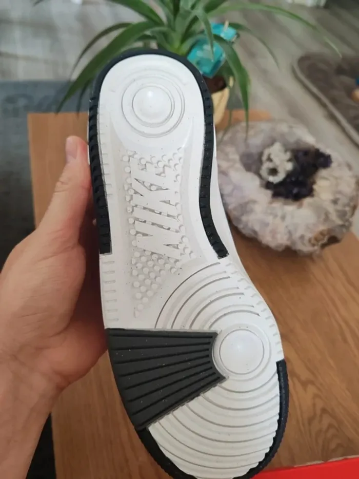 Nike Air Force Gamma Noir et Blanche neuve taille 40 - photo numéro 4