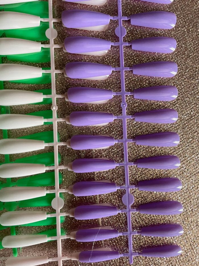 Plusieurs faux ongles + 1x colle - photo numéro 3