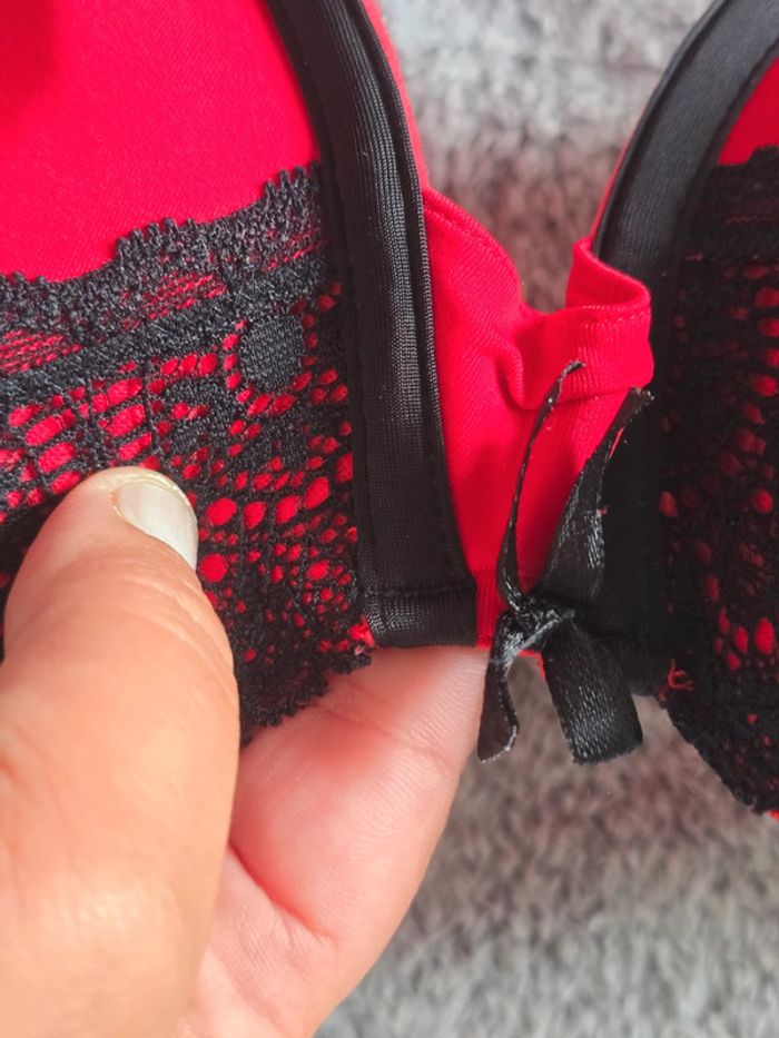 Soutien gorge rouge et noir playboy 95D - photo numéro 5