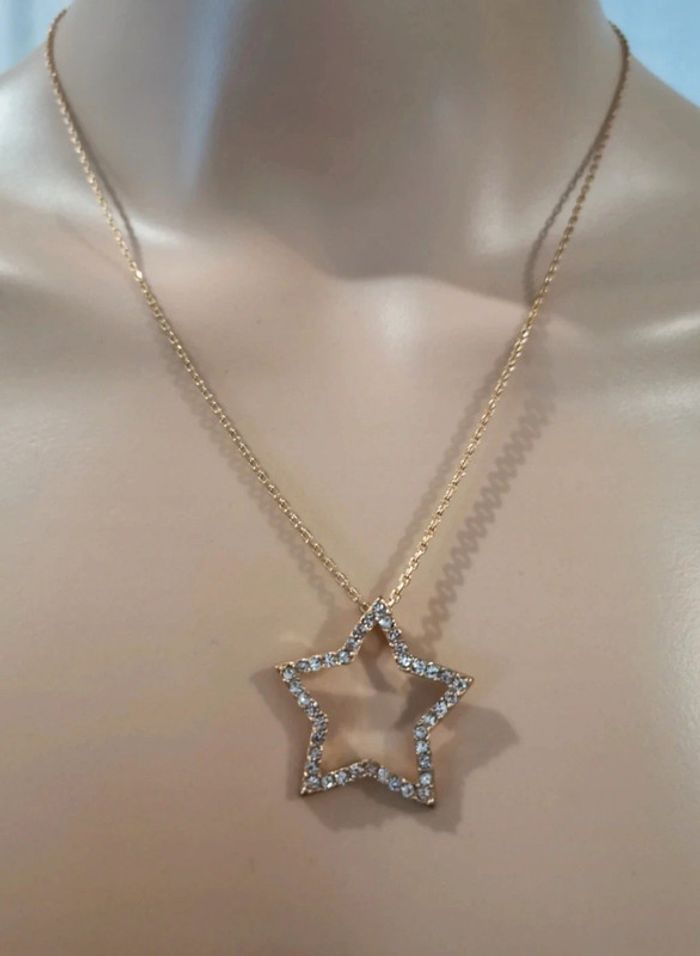 Collier doré. Étoile. Strass. Avon - photo numéro 2