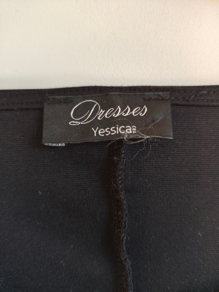Robe noire Yessica (C&A) M – coupe évasée & détail métal au col - photo numéro 2