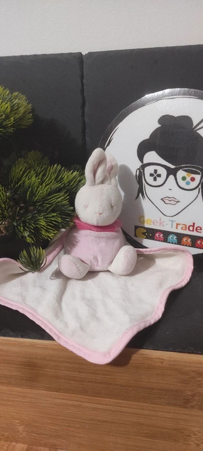 Doudou lapin rose mouchoir Klorane blanc collerette