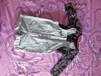 Salopette et tee shirt