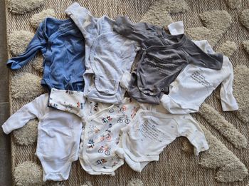 Lot 10  bodie bébé naissance 50cm