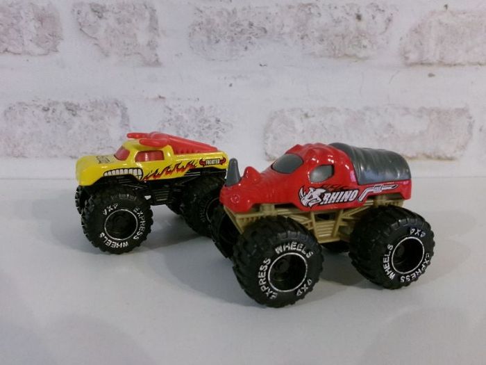 Petits Monster trucks, rhinocéros et taureau