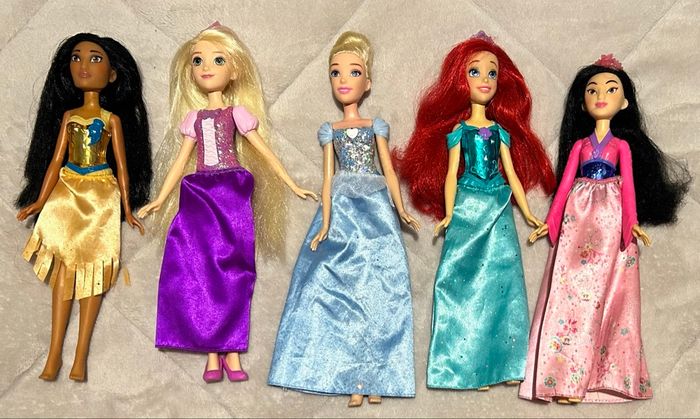 Lot 5 barbies Disney