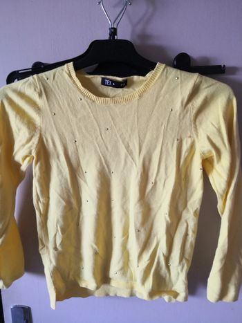 Pull jaune et strass