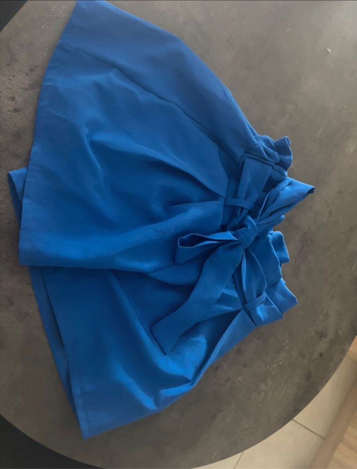 Short bleu