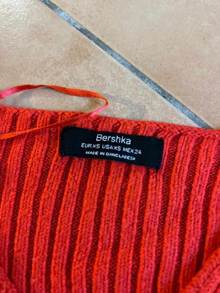 Superbe pull rouge - très bon état - bershka - taille XS - photo numéro 3