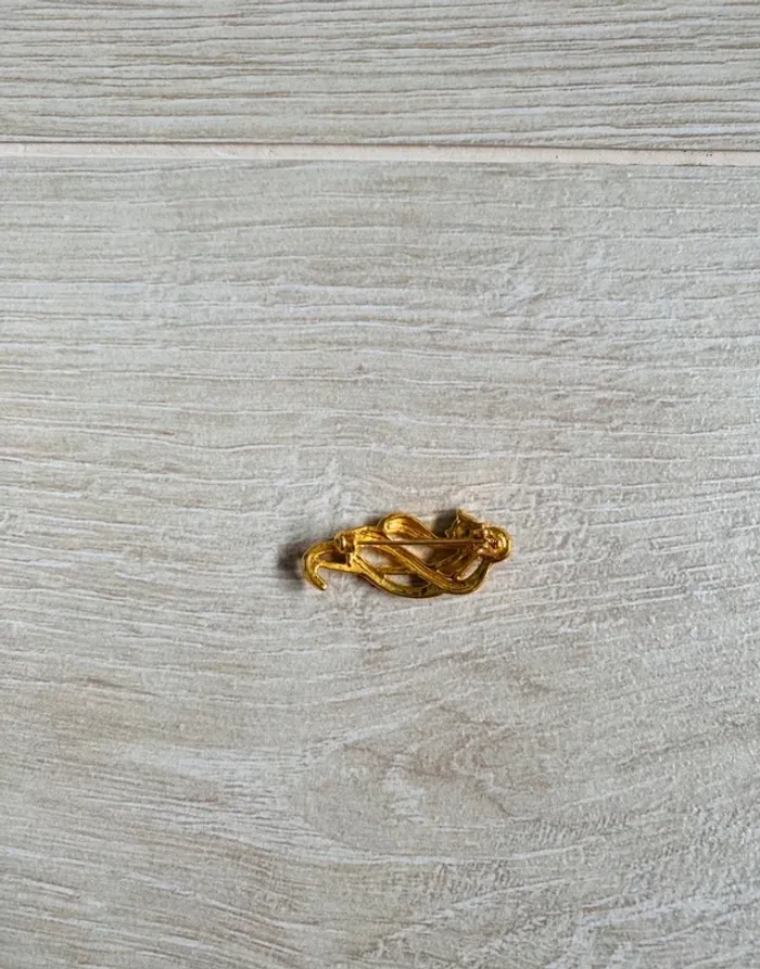 Jolie broche doree avec perle - photo numéro 2