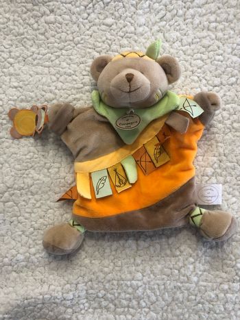 Doudou plat marionnette Mario ours Indien marron jaune Étiquette DC2351 Doudou Et Compagnie