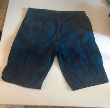 Short pour homme très bon état taille 44 couleur bleu foncé