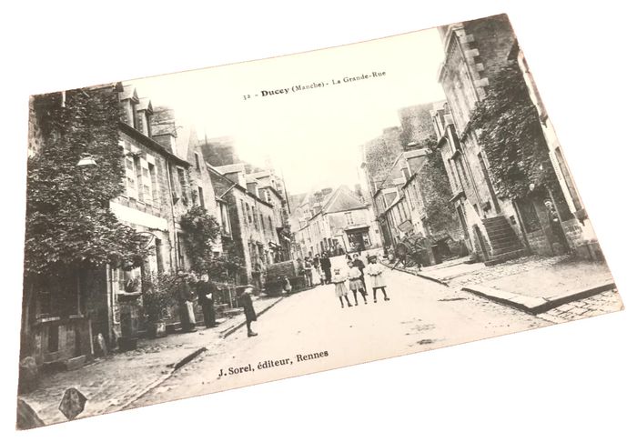 Carte postale ancienne Ducey (Manche) La Grande-Rue