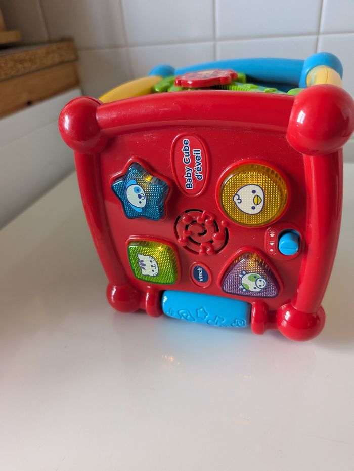 Cube d'activité baby cube éveil de la marque VTECH jo