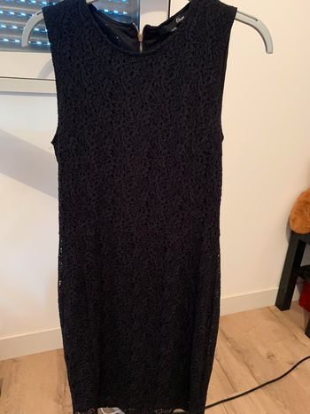 Robe dentelles noires cintrées