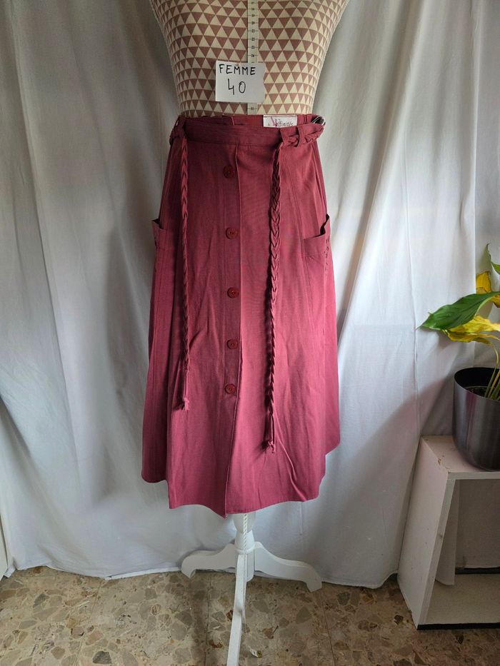Jupe, rose/bordeaux, en excellent état, en polyester/viscose/lin, fermeture dos par zip& bouton, ceinture élastique + cordon décoratif, 2 poches avec déco, largeur de taille 35cm, longueur 72cm, marque Armand Thiery =8€ - photo numéro 3