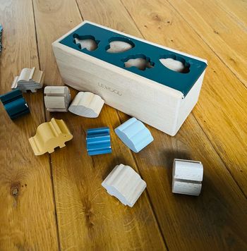 Jeux bébé cube bois Liewood