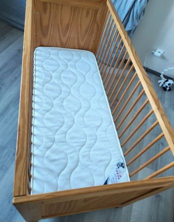 Lot lit bébé avec matelas et moustiquaire et son support