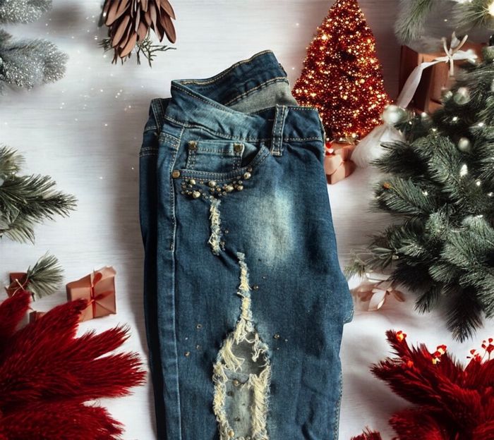 Jeans délavé, troué avec strass - photo numéro 3