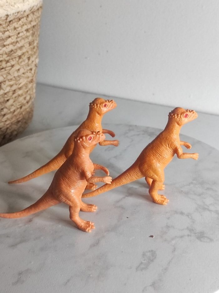 Lot dinosaures identiques - photo numéro 2