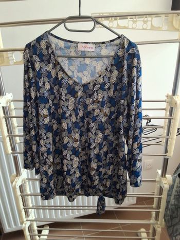 Tunique bleue avec motifs feuilles