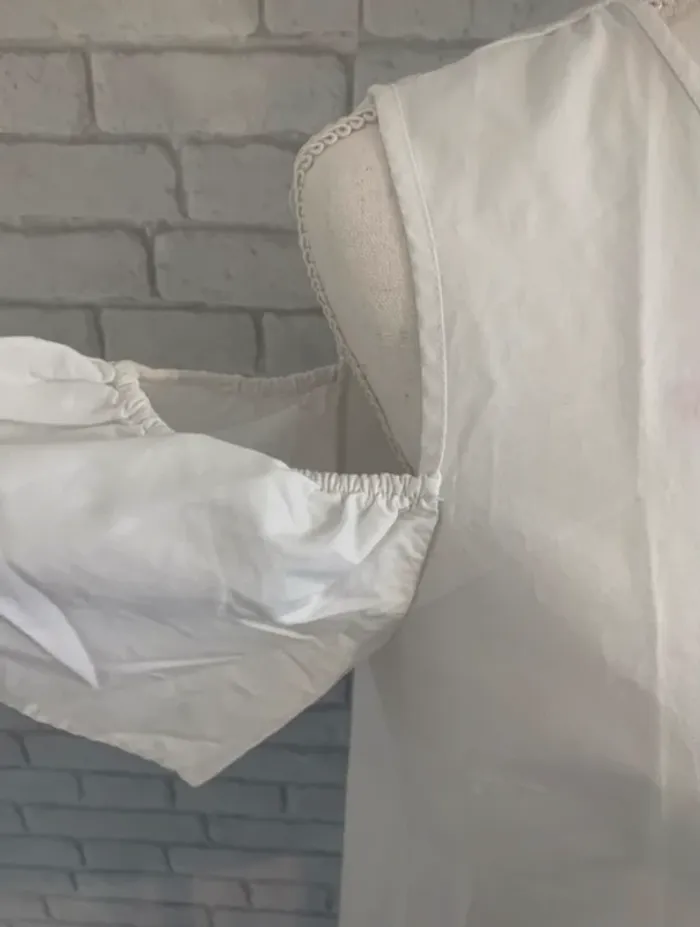 Blouse Blanche avec broderie rouge Primark taille 40 - photo numéro 3