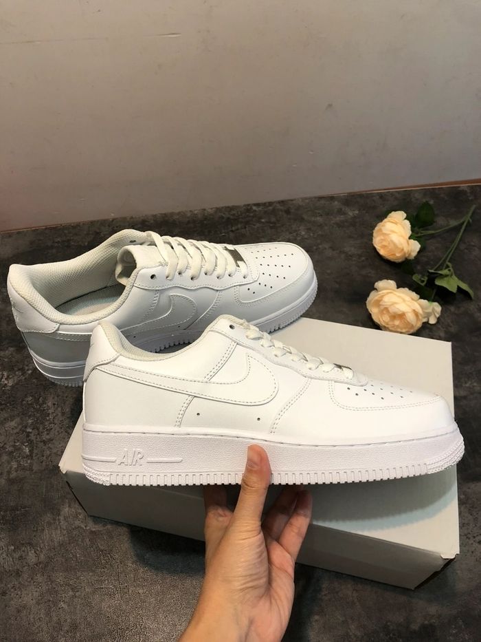 Nouveau Nike Air Force 1 Low Blanc Taille 41