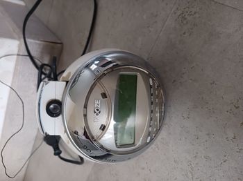 radio réveil blanc et argenté projection au plafond Tokai