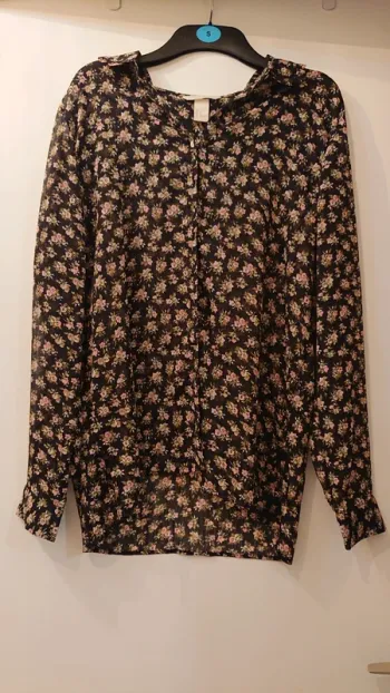 Chemise transparente noire motif fleuri