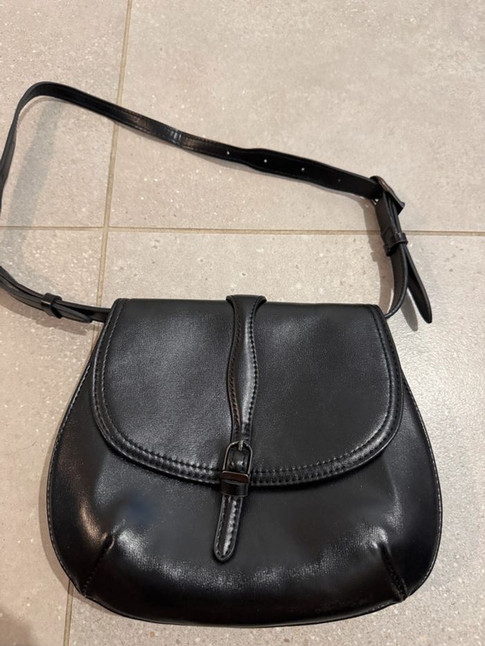 Sac à bandoulière Zara noir, bon état juste des petites traces dans les coins 25*20cm