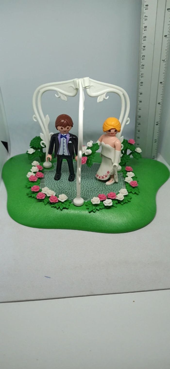 Couple de mariés avec décor playmobil