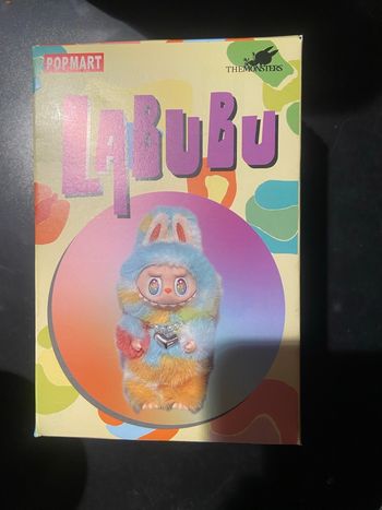 Labubu multicolore avec pendentif cœur boîte fermé 