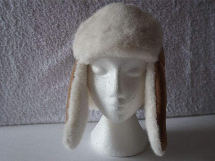 Jolie bonnet avec caches oreilles style daim intérieur en matière nounours écru neuf pour Femme