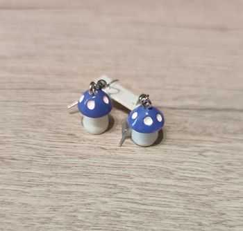 Petits champignons violets en résine en boucles d'oreilles