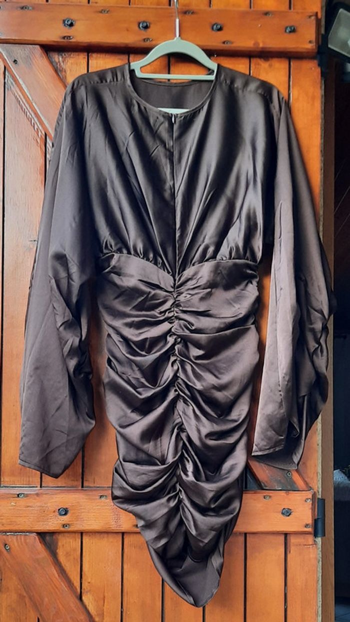 Robe satin marron Prettylittlething 34 - photo numéro 3