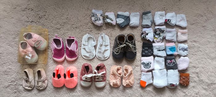 Lot chaussures + chaussons + chaussettes bébé fille – Pointure 15 à 18 – 32 pièces