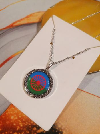 Collier argenté strass drapeau voyageur