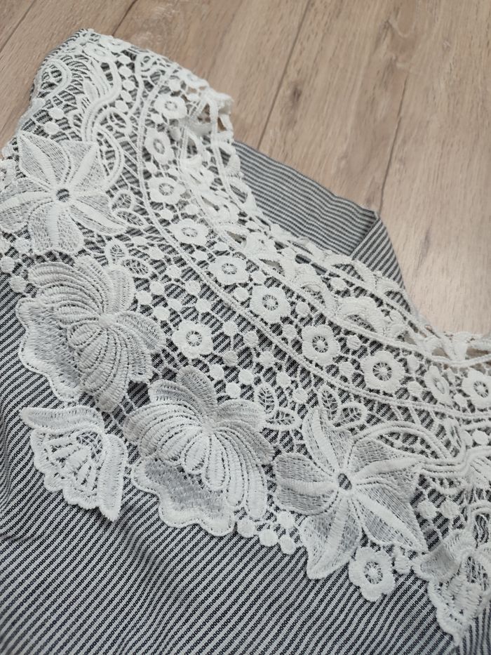 Blouse rayures et dentelles - photo numéro 4