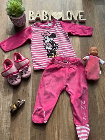 - Pyjama Disney - 12 mois - Très bon état, usée sur le pied