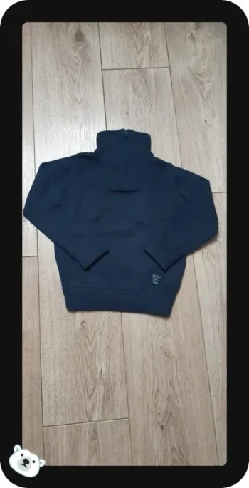 Pull tape à l'oeil "camionneur " bleu foncé 4 ans en parfait état