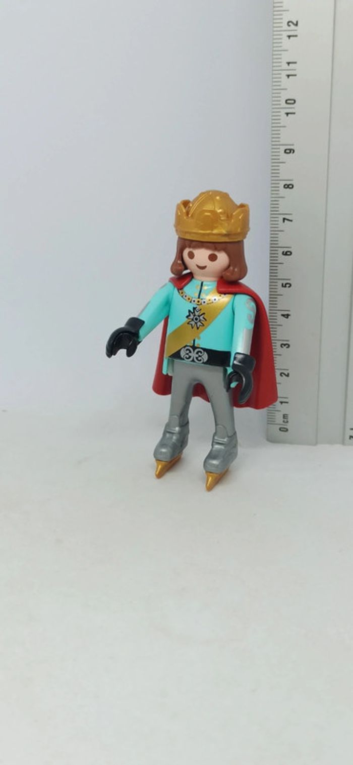 Homme prince avec patins à glace et cape rouge playmobil