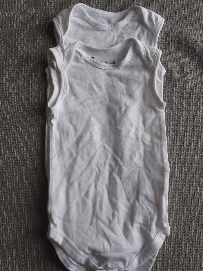 Lot de 2 bodys sans manches taille 12 mois