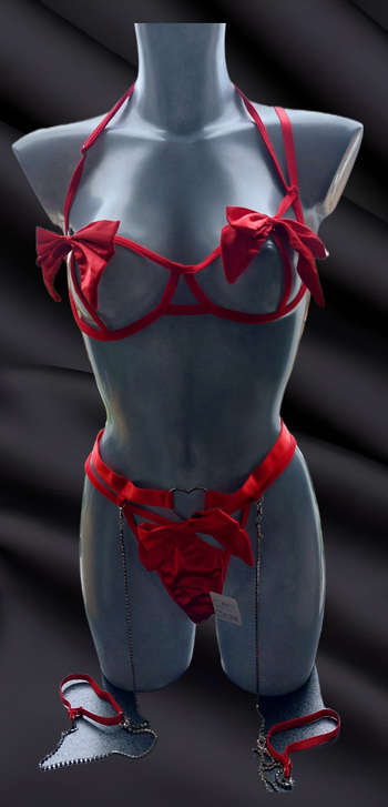 Ensemble 3 pièces composé d’un porte-jarretelles en strass