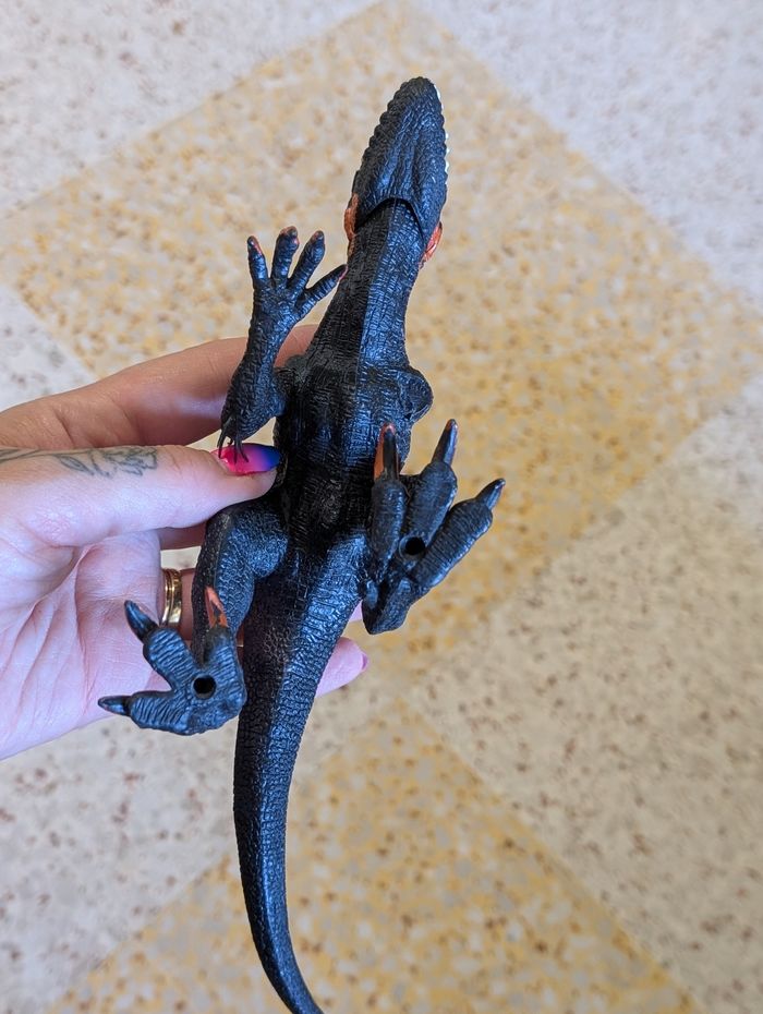 Dinosaure carnivore a 3 pattes - photo numéro 4